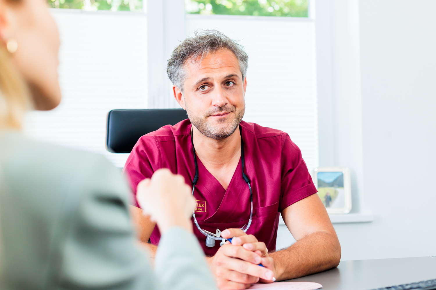 Dr. Philipp-Marcus Sattler im Gespräch mit Patientin | Fachzahnarzt für Oralchirurgie in Marl